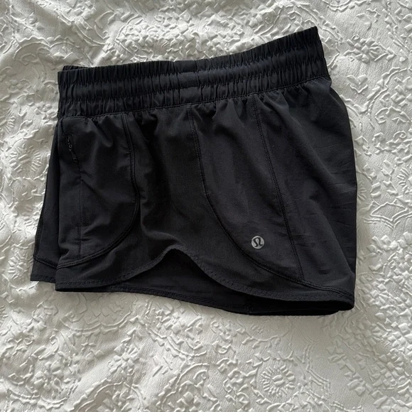 lululemon athletica Hotty Hot Low-Rise Unlined Short 2.5" Black Shorts Sz 6 - Picture 3 of 13